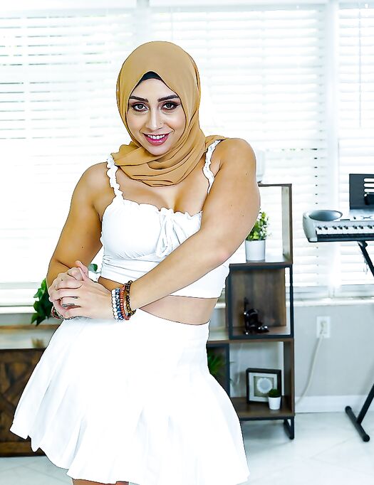 Curvy Arab Mom Gets Fucked Through The Hole In Her Lingerie photos (Lilly Hall)